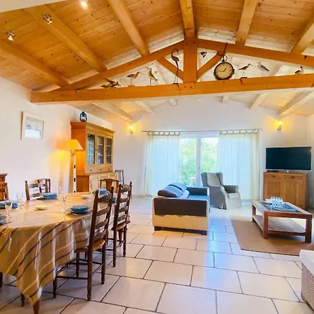 Vila Charmante Avec Etage Proche